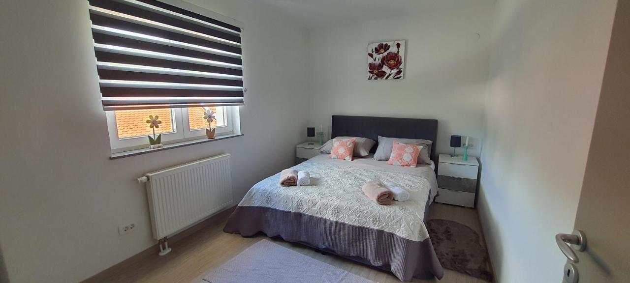 Apartmani Fenestra Tesla I Faust Otocac Luaran gambar
